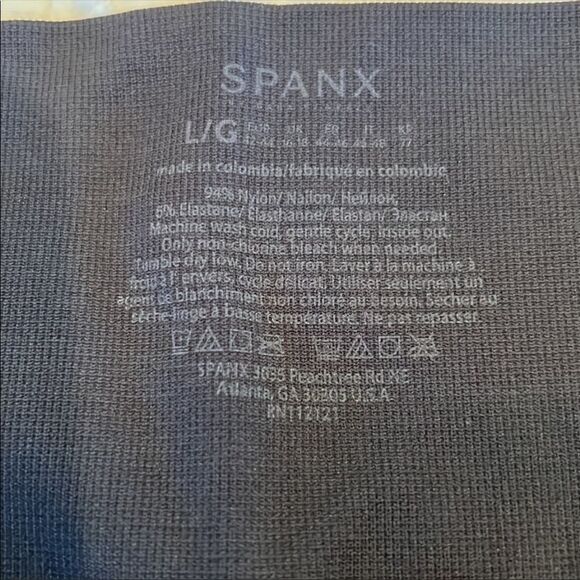 ✨ Look At Me Now Leggings in Black Camo
SPANX✨ - Picture 8 of 10